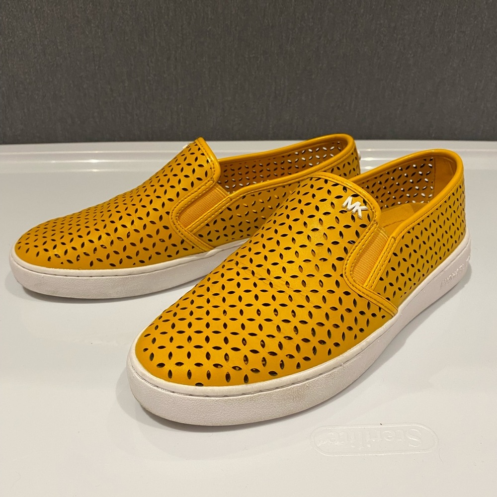 Michael Kors size 6 flat leather loafers